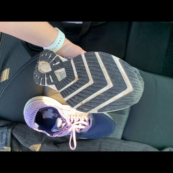 Brooks size 8. These have been worn maybe 5-8 time - Picture 3 of 5